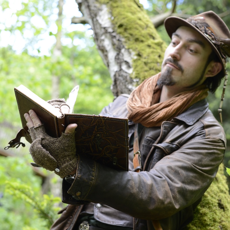 Portrait eines Mannes mit Buch in der Hand
